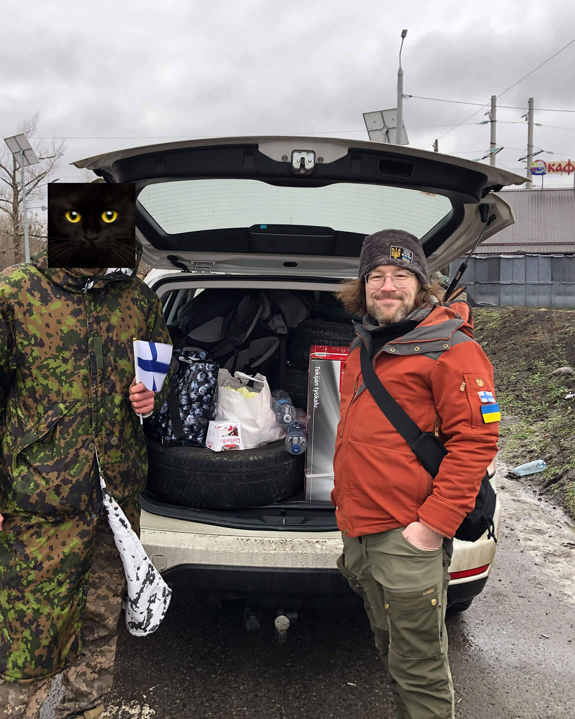 Feeniksin Kilta ry:n puheenjohtaja Markus Mattsson luovuttaa maastoajoneuvon ja suomalaisia talvivarusteita 81. Prikaatin sotilaille.