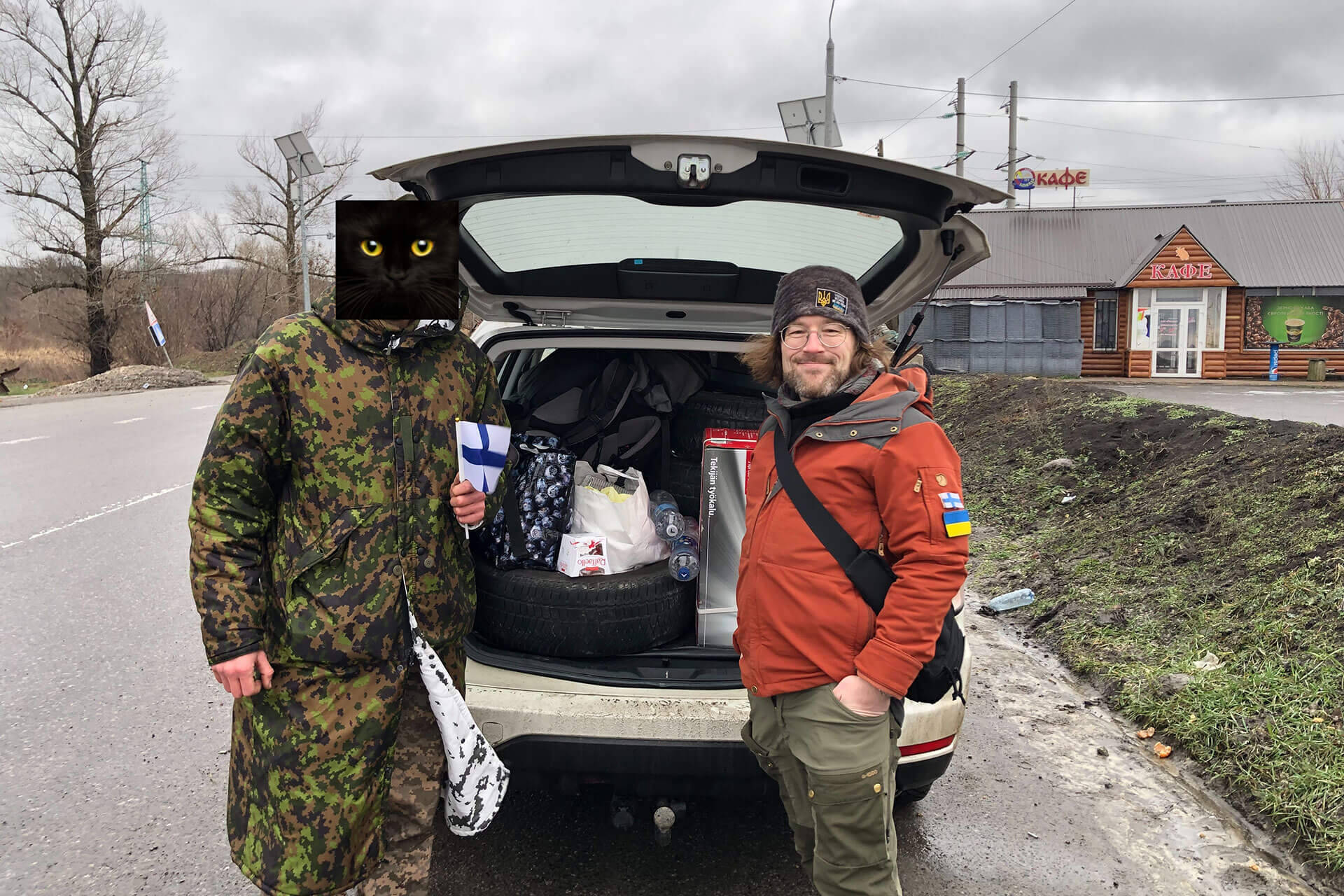 Feeniksin Kilta ry:n puheenjohtaja Markus Mattsson luovuttaa maastoajoneuvon ja suomalaisia talvivarusteita 81. Prikaatin sotilaille.