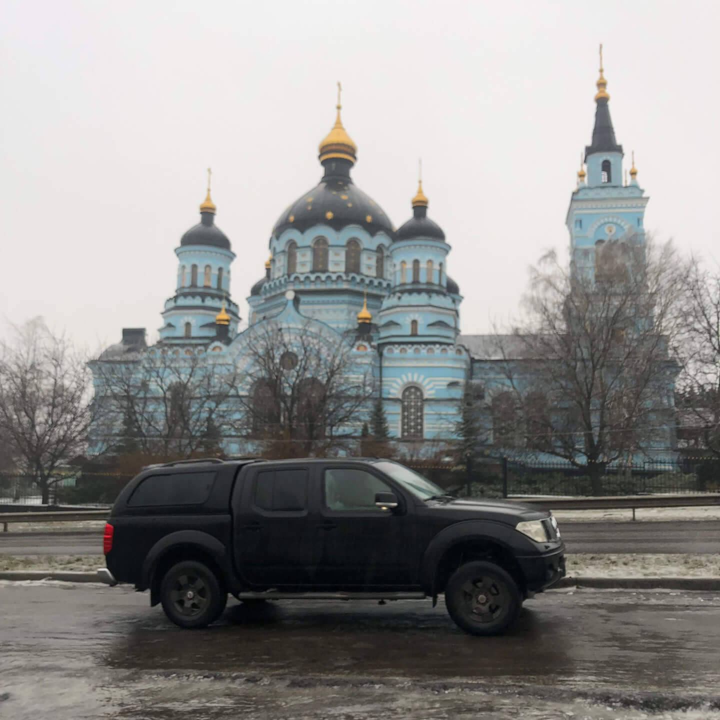 Lahoitettu nelivetoauto jossain kaukana Itä-Ukrainassa.