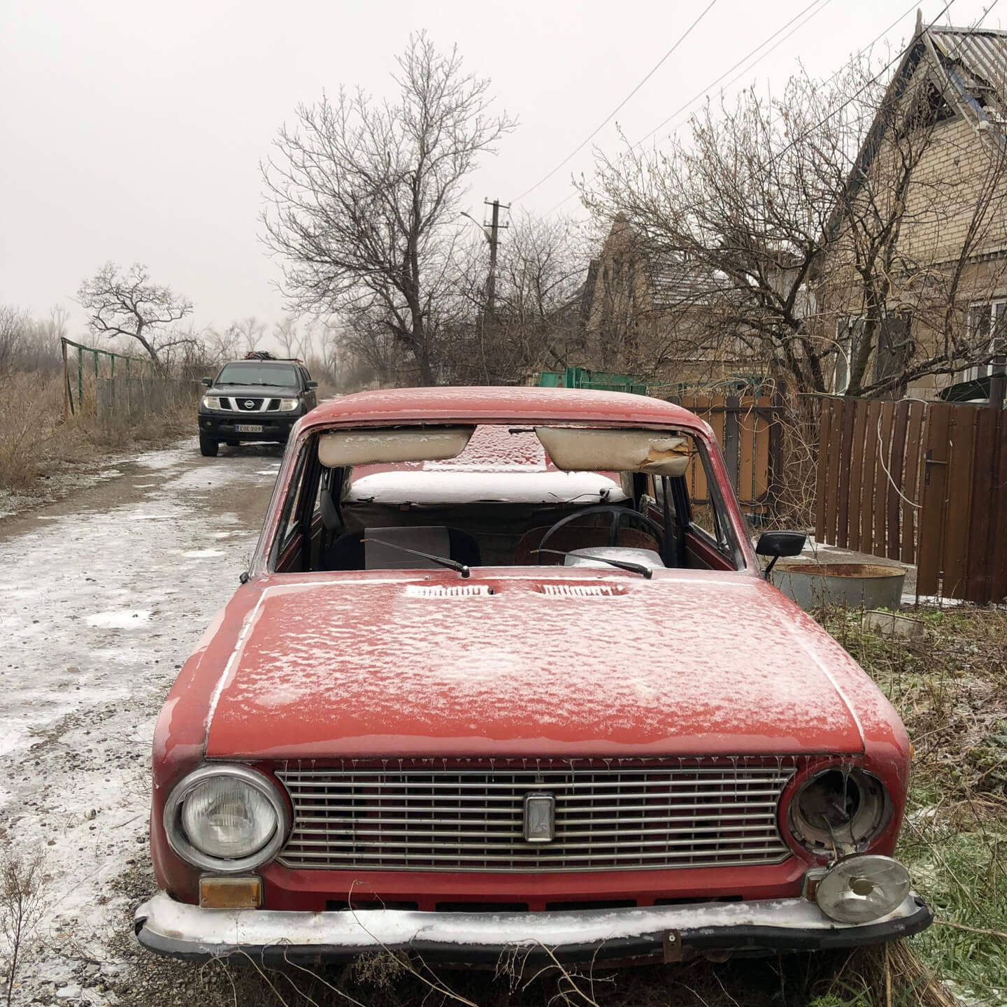 Yksi monista Feeniksin Kilta ry:n jäsenten avustusmatkoista Itä-Ukrainaan. Taustalla lahjoittamamme avolava-auto.