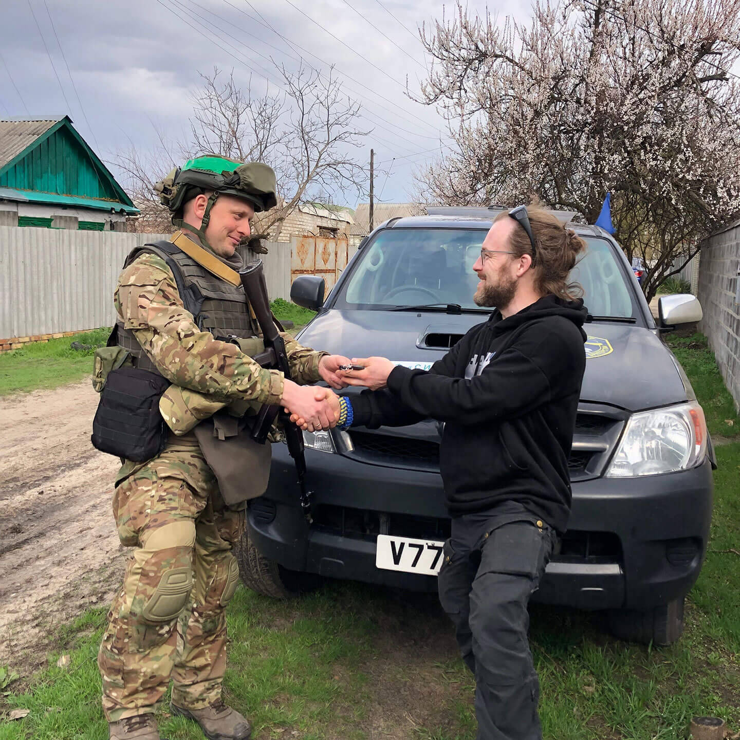 Feeniksin Kilta ry:n puheenjohtaja Markus luovuttaa jälleen yhden nelivetoauton avaimet Ukrainan puolustajalle