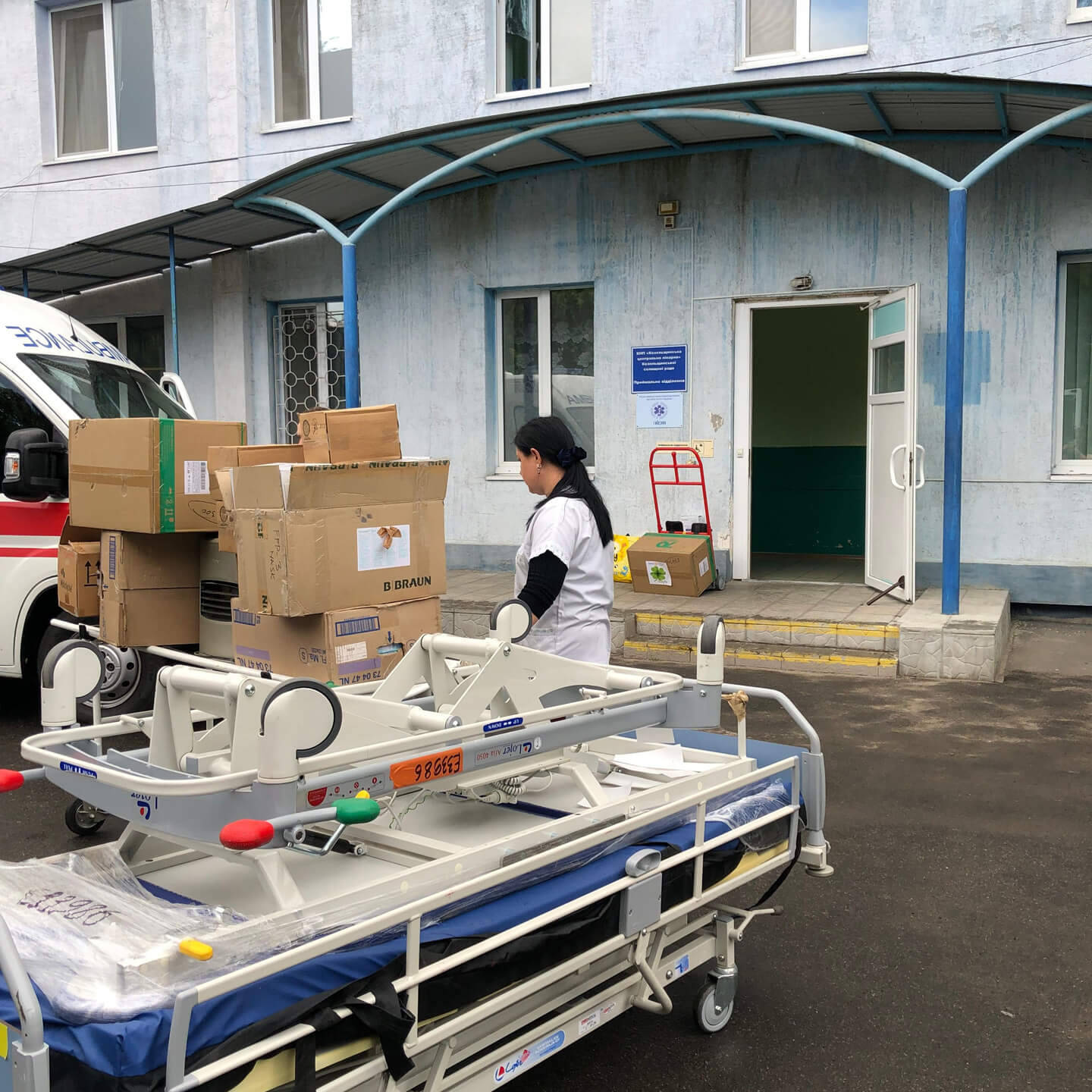 Feeniksin Kilta ry toimittaa lääketieteellistä tukea sairaaloille, tässä vierailulla pienten Poltavan alueen paikallissairaaloiden luona.