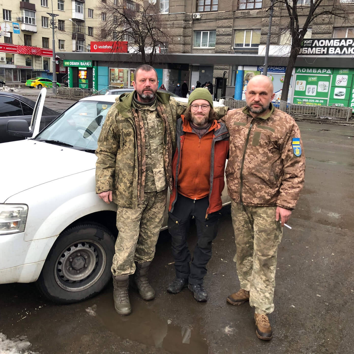 Feeniksin Kilta ry:n puheenjohtaja Markus Harkovassa luovuttamassa autoa Ukrainan puolustajille vuonna 2023 - jo kauan ennen yhdistyksen perustamista.