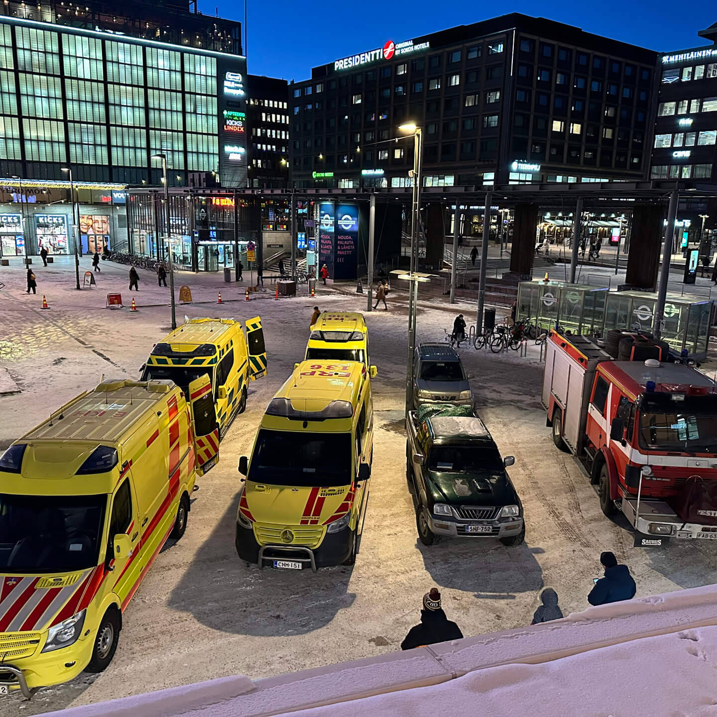 Feeniksin Kilta ja Ambulansseja Ukrainaan ry yhteiskaravaani valmiina matkaan! Toimitimme tällä matkalla kaksi henkilöautoa ja paloauton Ukrainaan.