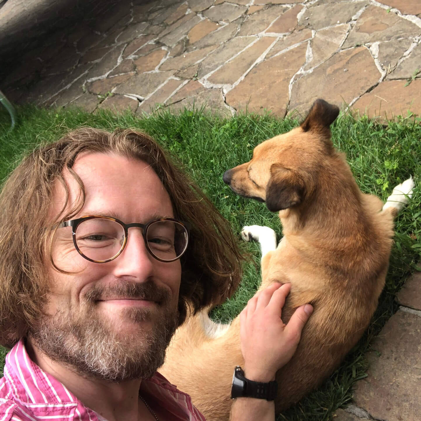 Tämä koira kuuluu aktiiviemme ukrainalaisille ystäville ja on yksi ehdottomista lempityypeistämme koko maassa. Toimitamme tosin tukea myös ihmisten toiminnasta kärsineille eläimille.