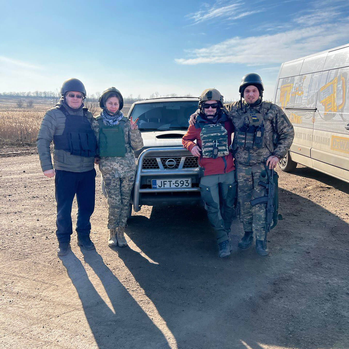 Ajoneuvon luovutus Ukrainan puolustajille yhdessä ukrainalaisten vapaaehtoiskollegoiden kanssa kaukana Donetskin oblastissa.