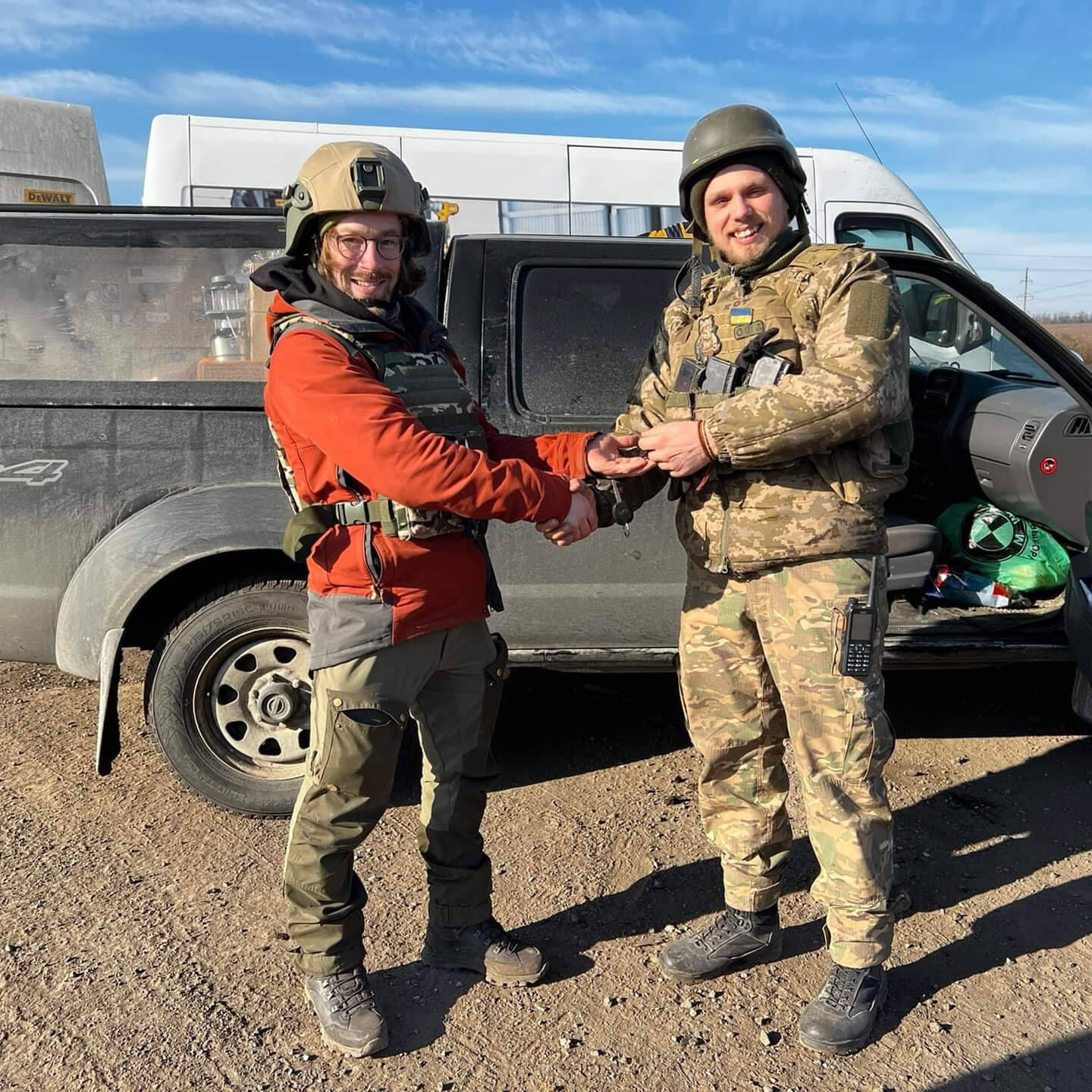 Feeniksin Kilta ry:n puheenjohtaja Markus Mattsson luovuttaa ajoneuvon avaimet Ukrainan puolustajalle kaukana Itä-Ukrainassa. Tästä kaikki alkoi.