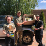 Feeniksin Kilta ry:n aktiivit Markus ja Tom yhdellä monista avustusmatkoista Ukrainaan. Tässä luovutamme 3. Rynnäkköprikaatin lääkintämiehille ensiapupakkauksia sekä evakuointikäyttöön soveltuvan avolava-auton