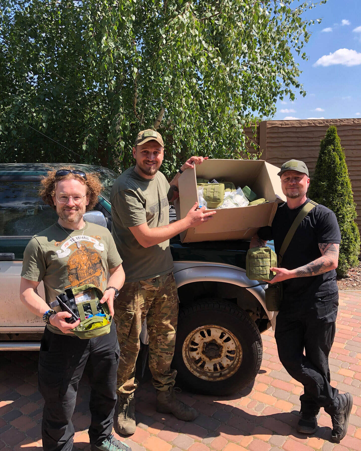 Feeniksin Kilta ry:n aktiivit Markus ja Tom yhdellä monista avustusmatkoista Ukrainaan. Tässä luovutamme 3. Rynnäkköprikaatin lääkintämiehille ensiapupakkauksia sekä evakuointikäyttöön soveltuvan avolava-auton