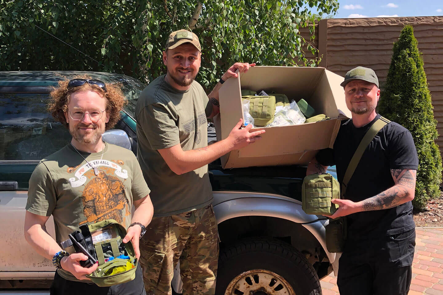 Feeniksin Kilta ry:n aktiivit Markus ja Tom yhdellä monista avustusmatkoista Ukrainaan. Tässä luovutamme 3. Rynnäkköprikaatin lääkintämiehille ensiapupakkauksia sekä evakuointikäyttöön soveltuvan avolava-auton