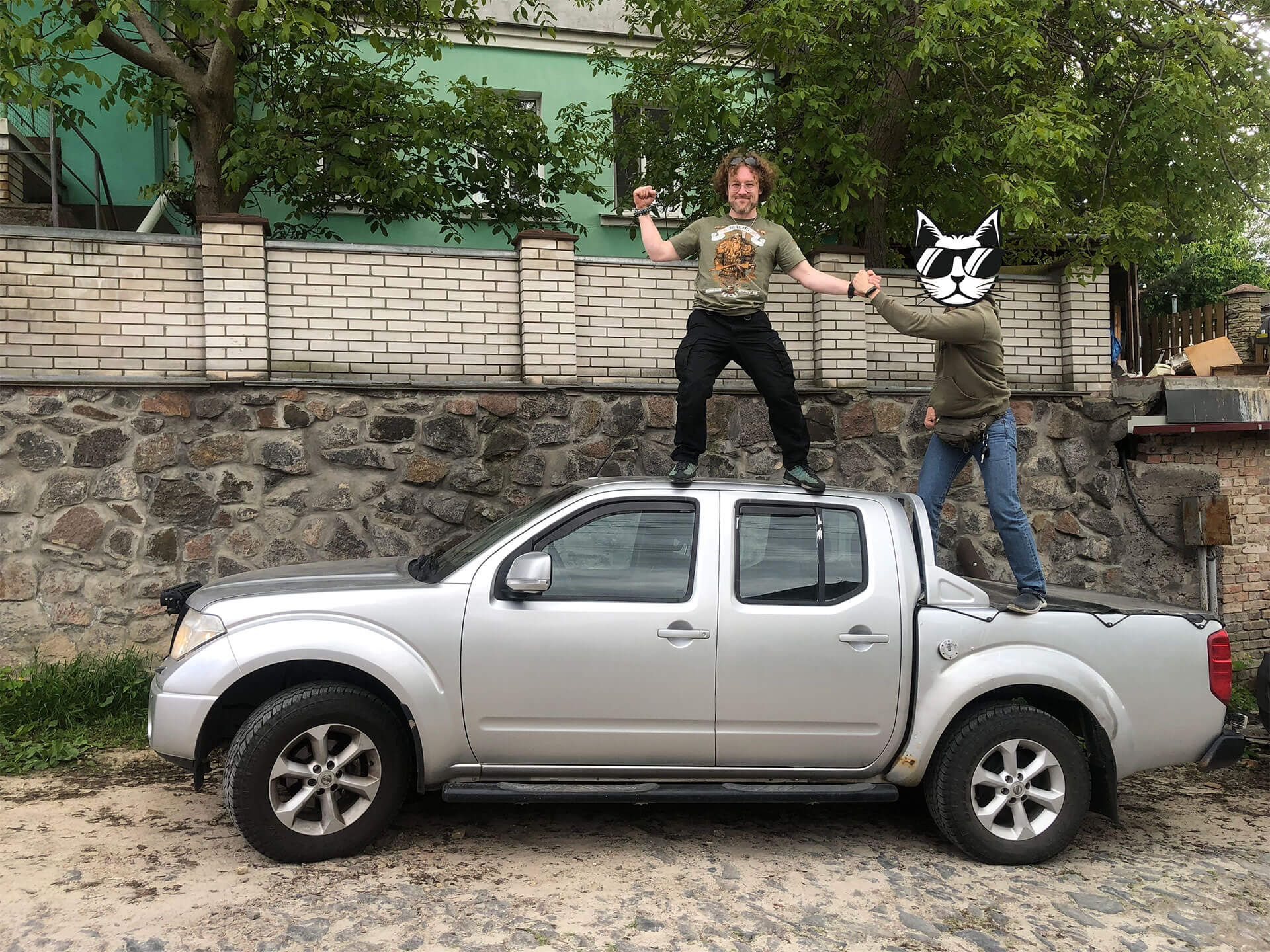 Lava-autoto ovat erityisen tarpeellisia Ukrainassa. Niillä voidaan kuljettaa miehistöä ja evakuoida haavoittuneita. Tässä Markus luovuttaa ajoneuvon erikoisyksikkö Omegan edustajalle.