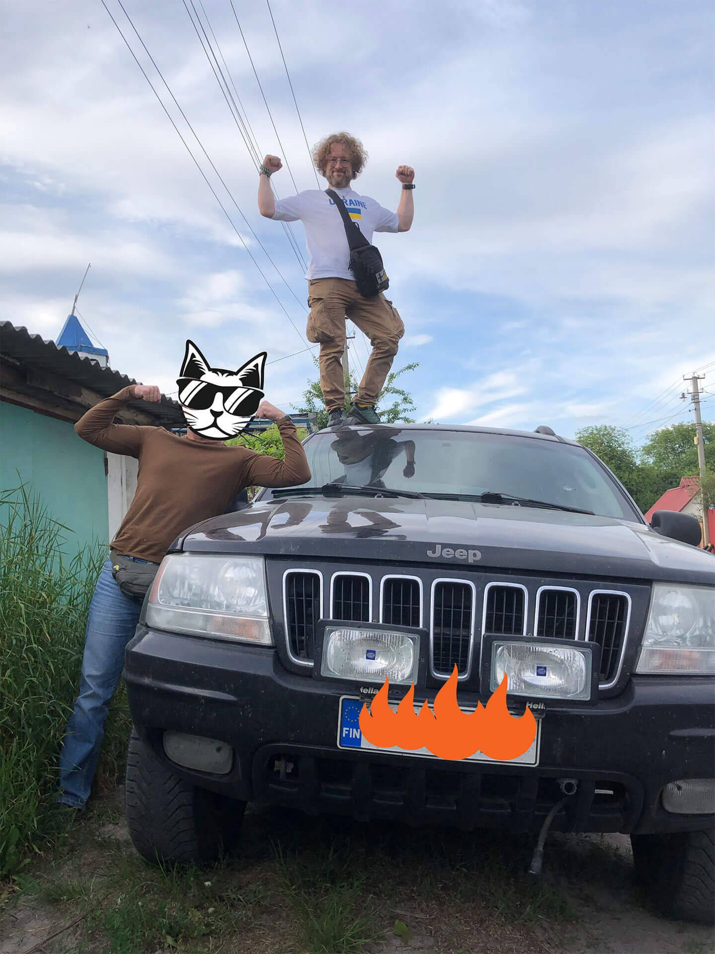 Feeniksin Kilta ry:n puheenjohtaja Markus luovutti ajoneuvon erikoisyksikkö Omegan edustajille.