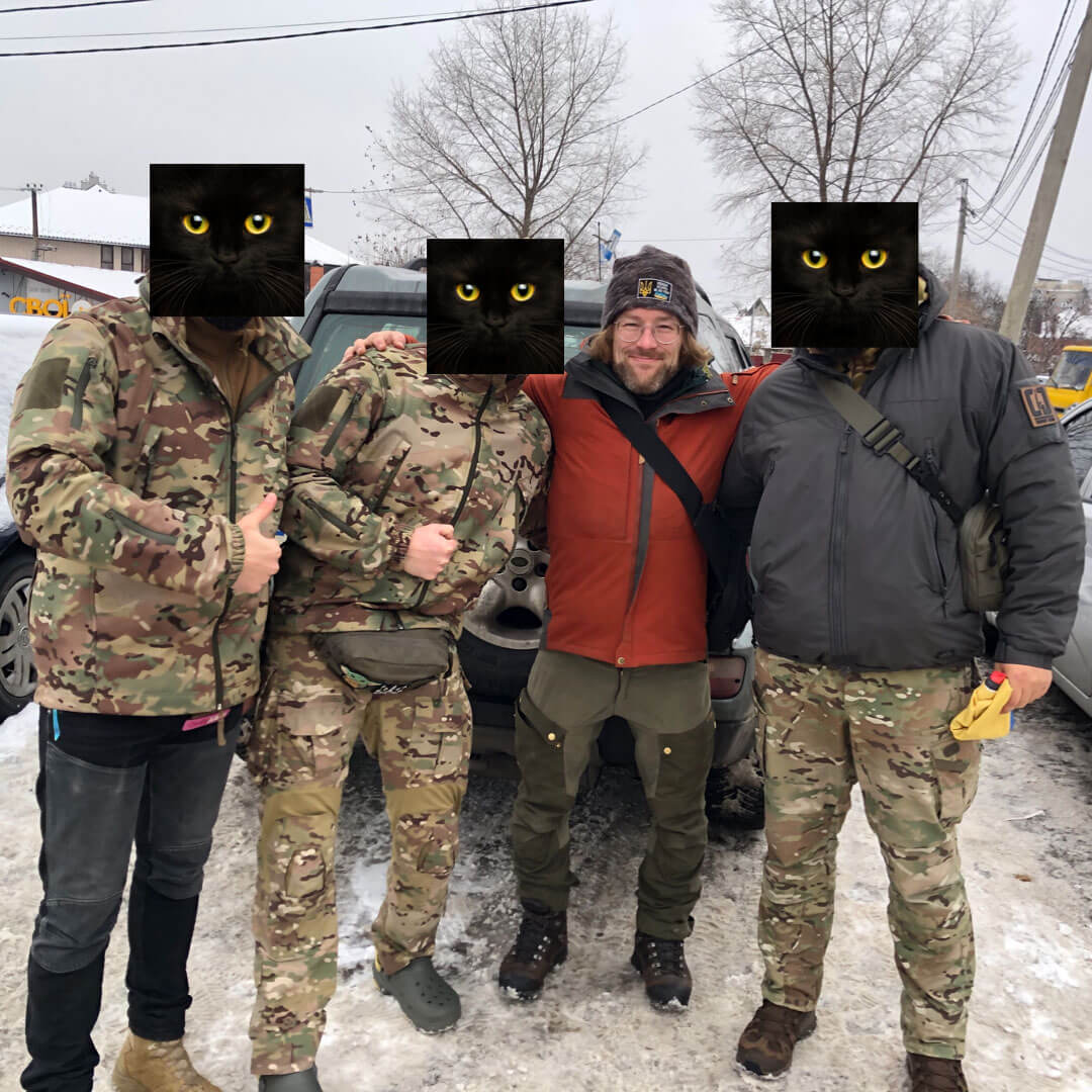 Feeniksin Kilta ry:n puheenjohtaja Markus ryhmäkuvassa erikoisyksikkö Omegan edustajien kanssa.