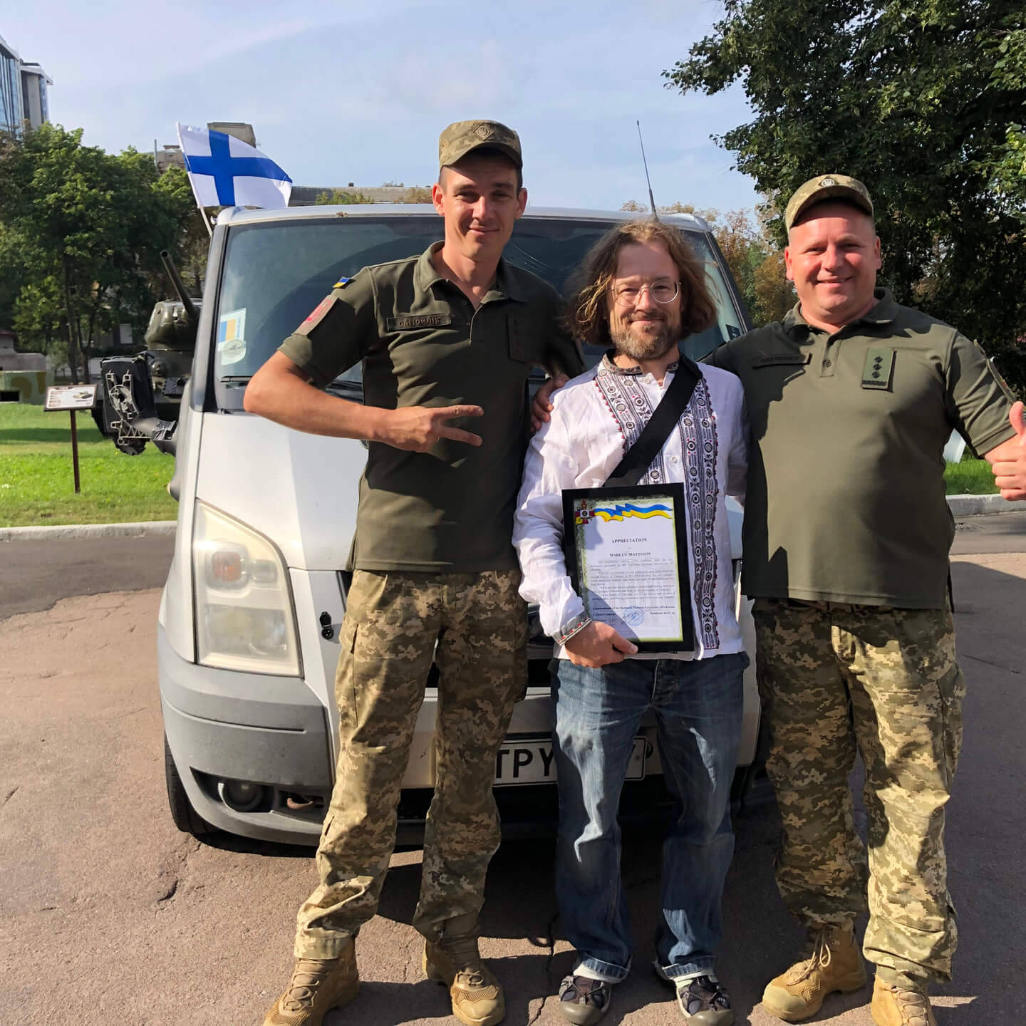 Feeniksin Kilta ry:n puheenjohtaja Markus Mattsson toimittaa pakettiauton Ukrainan maanpuolustuskorkeakoululle.