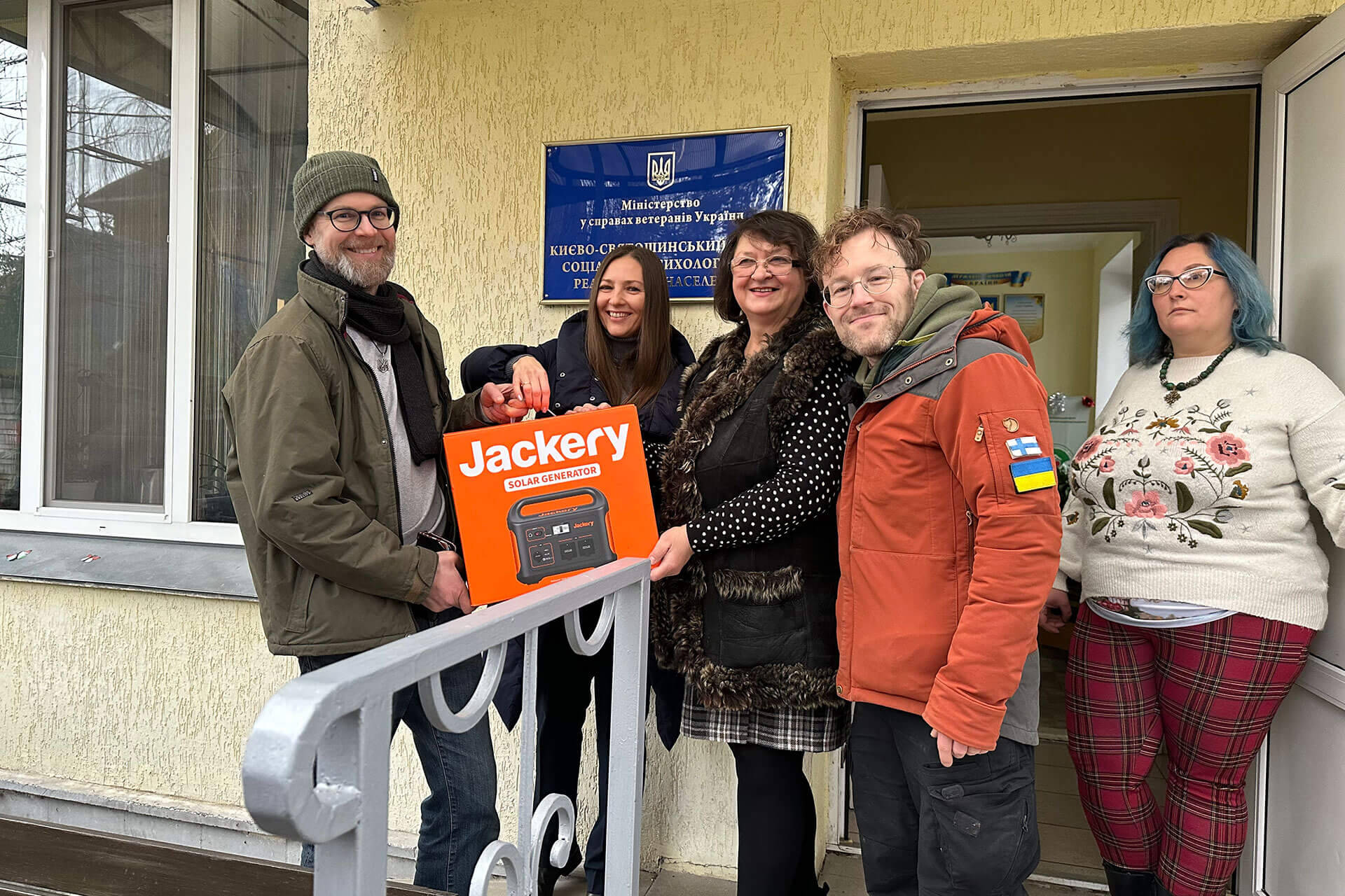 Feeniksin Kilta ry:n vapaaehtoiset toimittivat varavirtalähteen ja aggregaatin psykososiaalisen kuntoutuksen keskuksen työntekijöille Boyarkassa Kiovan liepeillä.