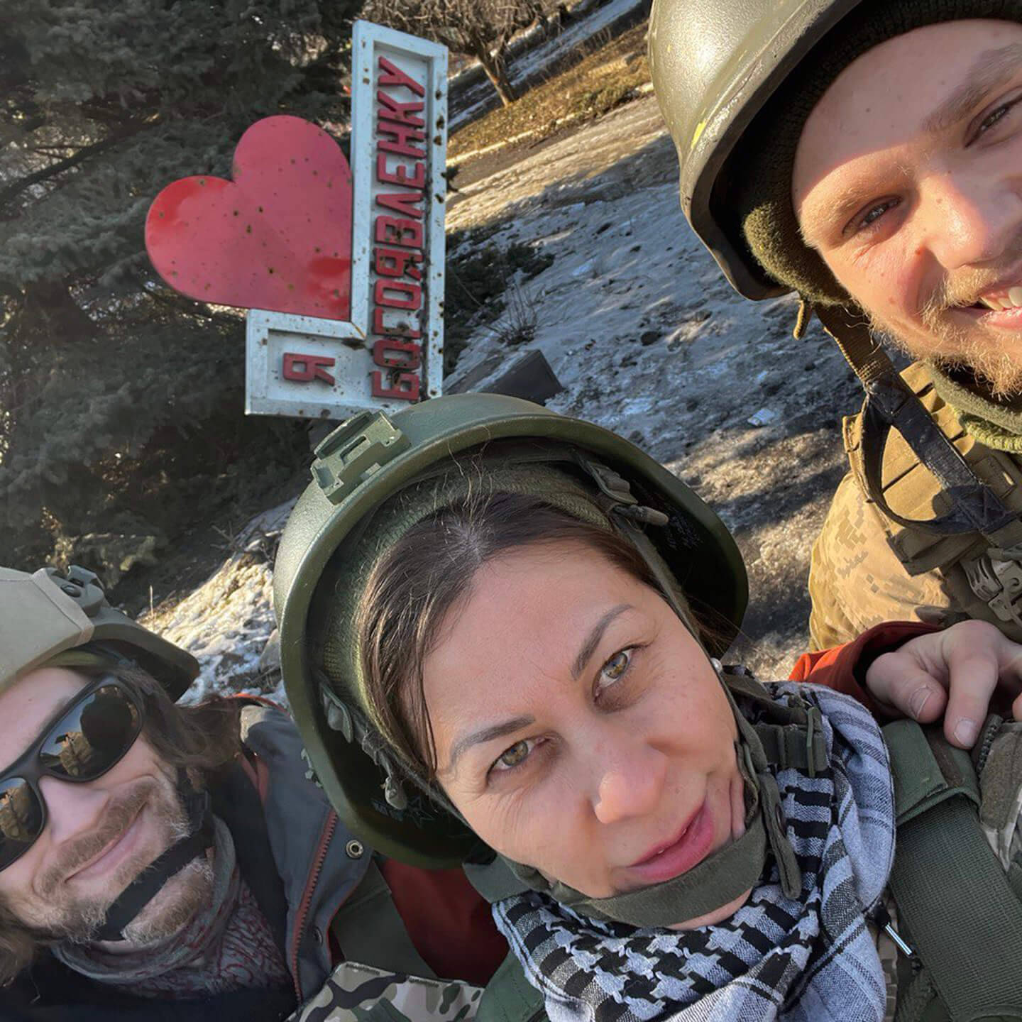 Feeniksin Killan puheenjohtaja Markus Bohojavlenkassa vuonna 2023 vapaaehtoiskollegan ja Ukrainan puolustajan kanssa. Kuvan ottamisen jälkeen venäjä on valitettavasti vallannut alueen itselleen.