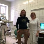 Feeniksin Kilta ry:n puheenjohtaja Markus Mattsson Kiovan alueen lastensairaalalla hammashoitolan tyytyväisen henkilökunnan kanssa. Tuimme lastensairaalaa hammashoitolan perustamisessa.