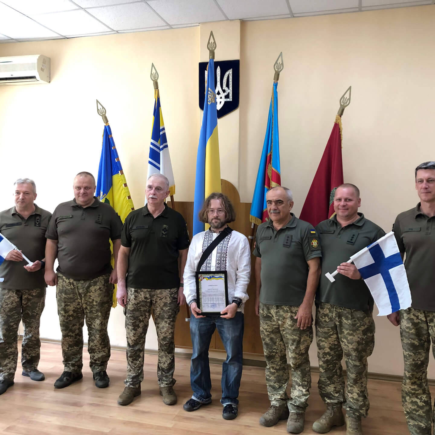 Feeniksin Killan puheenjohtaja Markus Mattsson osallistuu seremoniaan Ukrainan maanpuolustuskoululla ajoneuvon luovuttamisen jälkeen