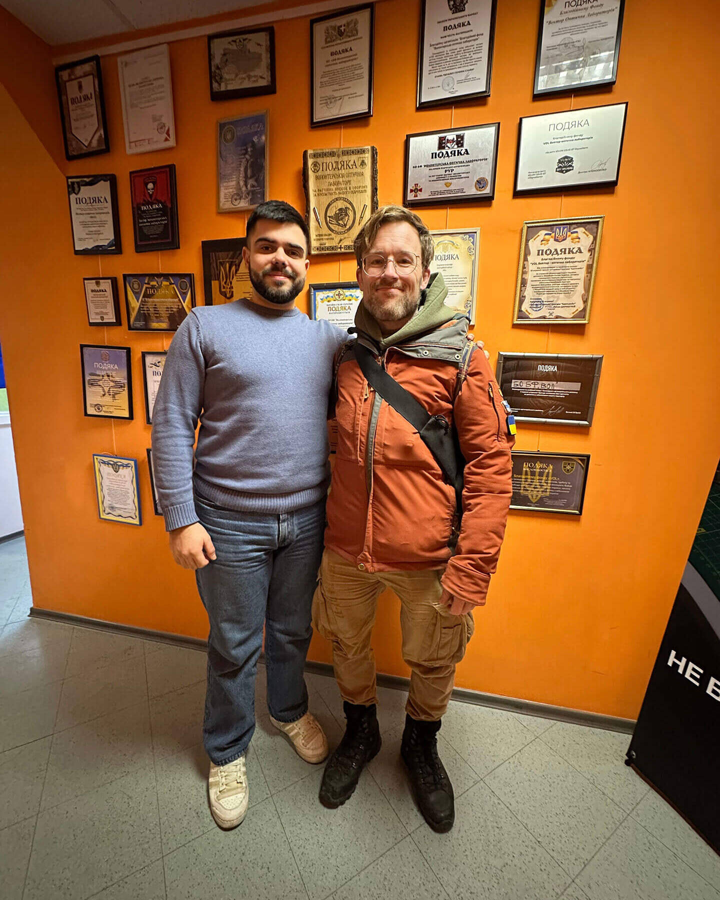 Feeniksin Kilta ry tukee ylpeydellä Volunteer Optical Laboratorya, joka korjaa maksutta Ukrainan puolustajien arvokkaita drooneja ja optisia varusteita.