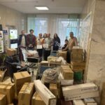 Feeniksin Kilta ry:n aktiivit Markus Mattsson ja Tom Hyppänen Kiovan alueen lastensairaalla. Kuvassa yhdellä avustusmatkalla toimitettuja tarvikkeita.
